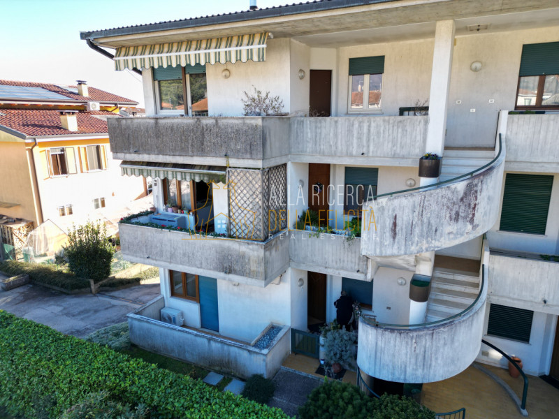 SCHIO - Magrè: In contesto condominiale tranquillo e ben abitato, appartamento BICAMERE con garag...