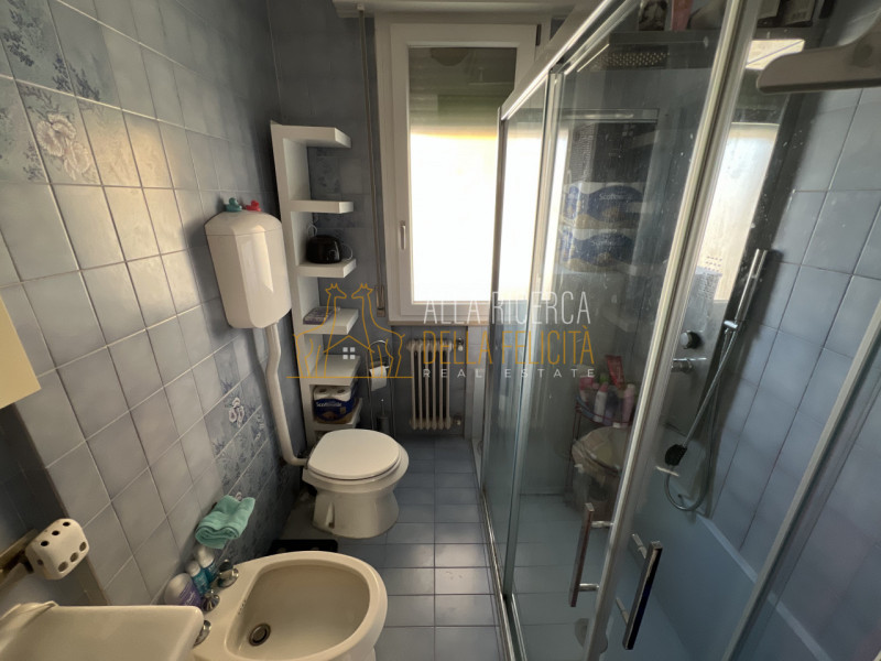 SCHIO - Magrè: In contesto condominiale tranquillo e ben abitato, appartamento BICAMERE con garag...