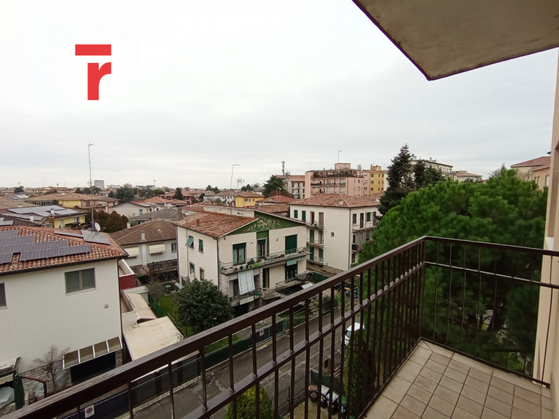 -APPARTAMENTO PER STUDENTI-

In zona Santissima Trinità, una delle aree più richieste dagli stude...