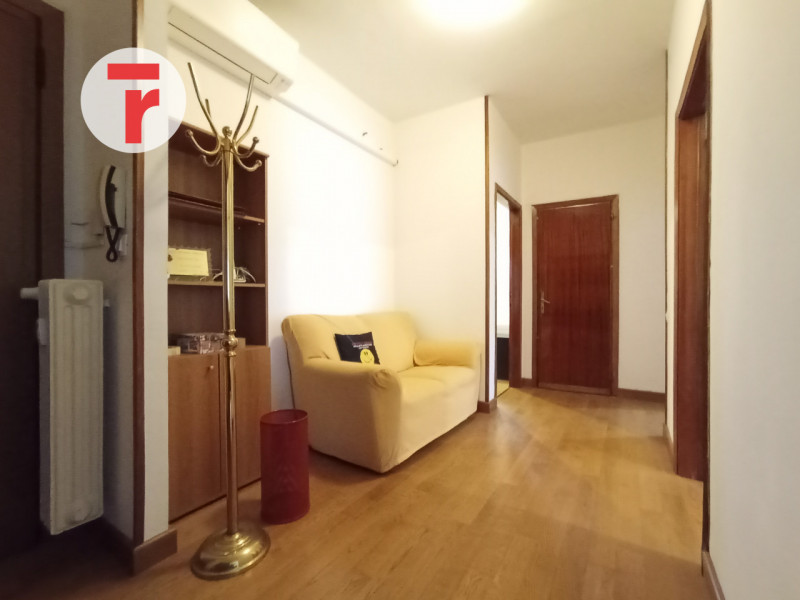 -APPARTAMENTO PER STUDENTI-

In zona Santissima Trinità, una delle aree più richieste dagli stude...