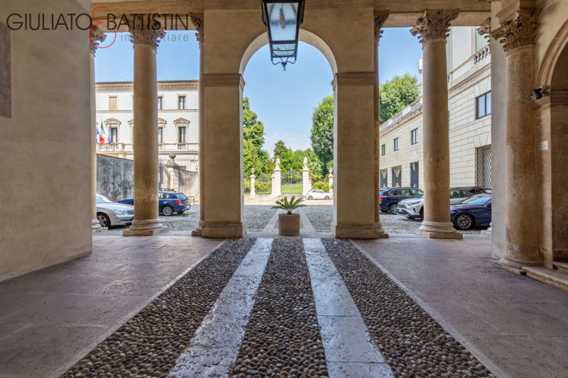 Vicenza - Corso Palladio: in palazzo d'epoca di enorme prestigio proponiamo affascinante loft di ...