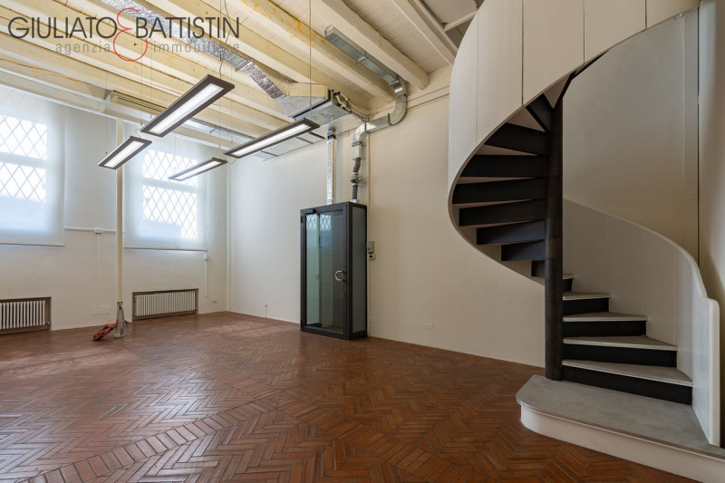 Corso Palladio in palazzo d'epoca proponiamo prestigio ufficio con ingresso indipendente sviluppa...