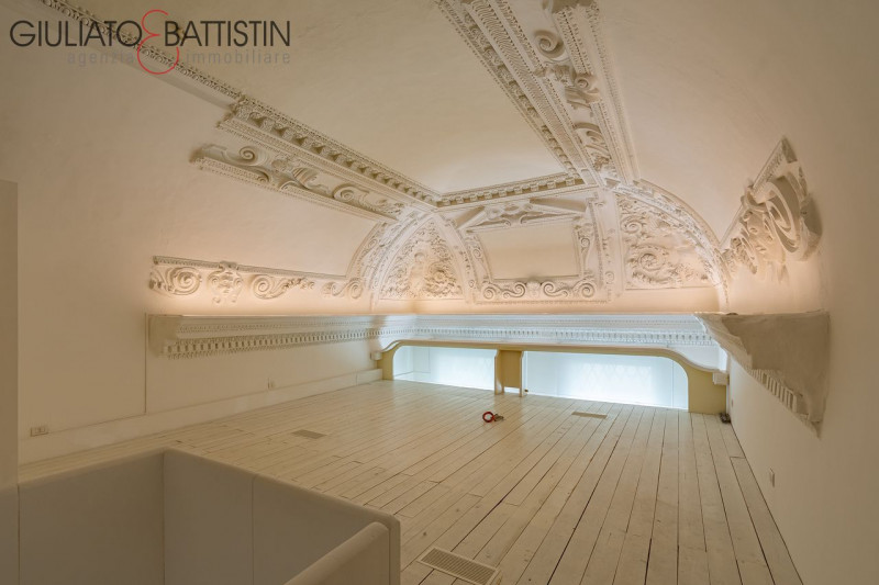 Corso Palladio in palazzo d'epoca proponiamo prestigio ufficio con ingresso indipendente sviluppa...
