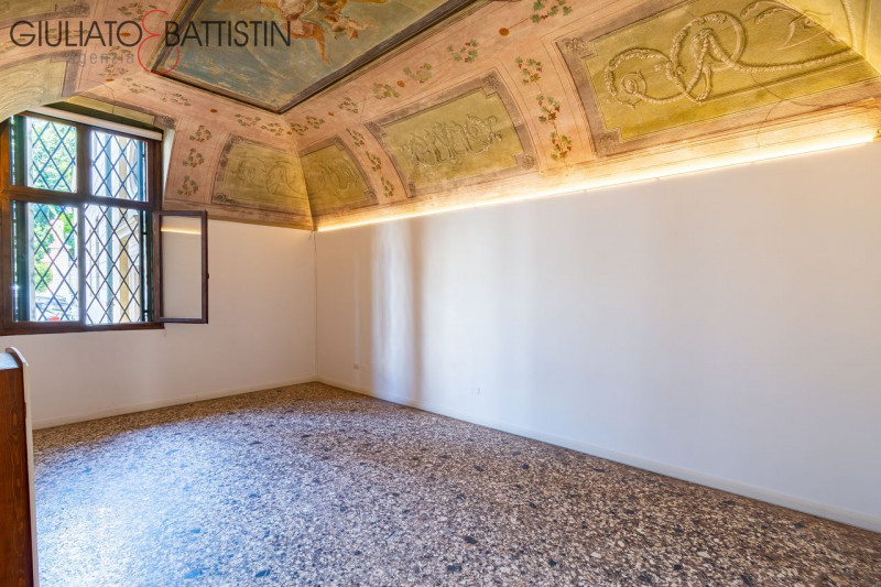 Corso Palladio in palazzo d'epoca proponiamo prestigio ufficio con ingresso indipendente sviluppa...