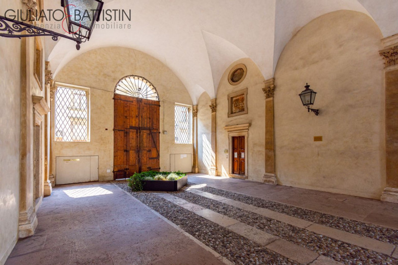 Corso Palladio in palazzo d'epoca proponiamo prestigio ufficio con ingresso indipendente sviluppa...