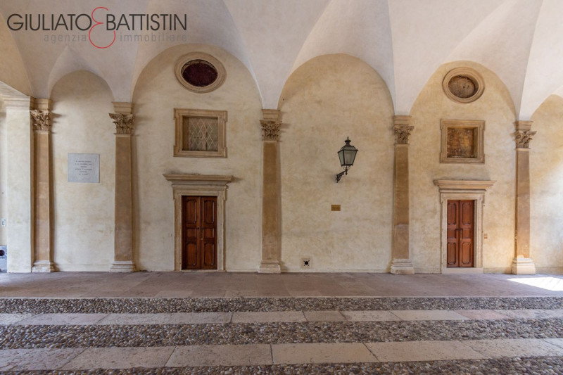 Corso Palladio in palazzo d'epoca proponiamo prestigio ufficio con ingresso indipendente sviluppa...