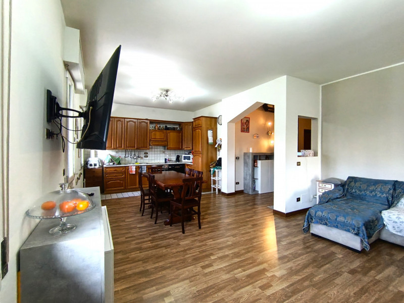 Rif. BRG225
Proponiamo in vendita una splendida porzione di bifamiliare con ingresso indipendente...