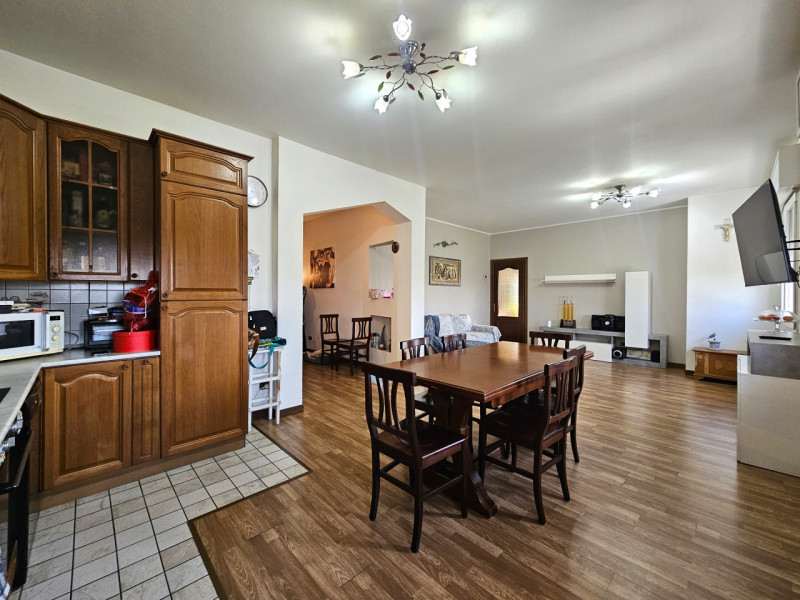 Rif. BRG225
Proponiamo in vendita una splendida porzione di bifamiliare con ingresso indipendente...