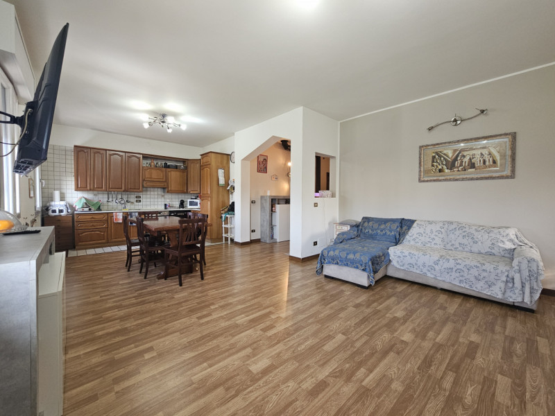 Rif. BRG225
Proponiamo in vendita una splendida porzione di bifamiliare con ingresso indipendente...