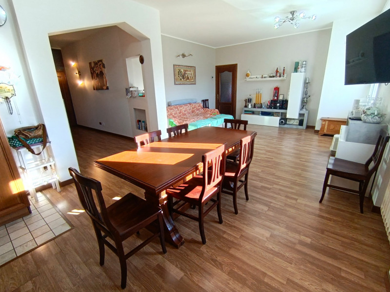 Rif. BRG234
Proponiamo in vendita una splendida porzione di bifamiliare con ingresso indipendente...