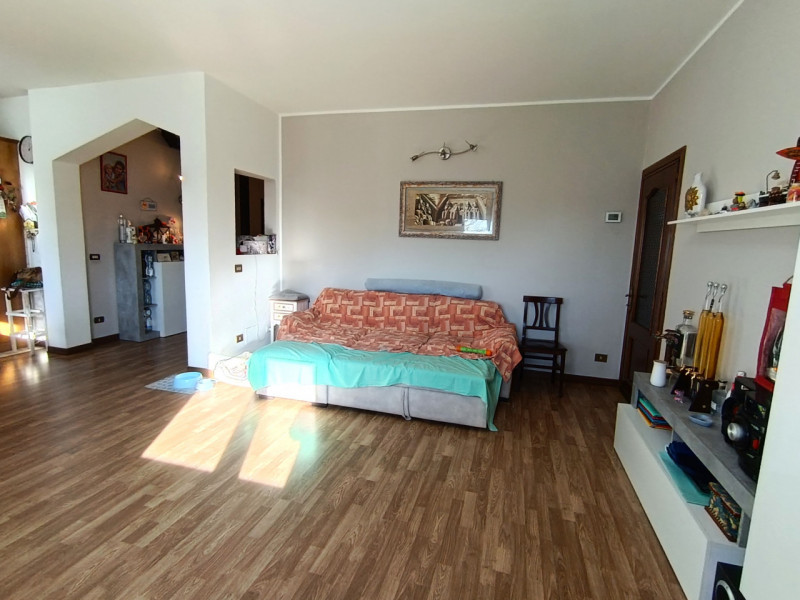 Rif. BRU234
Proponiamo in vendita una splendida porzione di bifamiliare con ingresso indipendente...