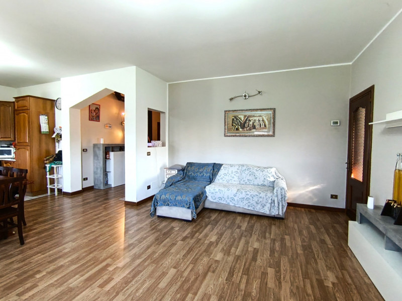 Rif. BRG225
Proponiamo in vendita una splendida porzione di bifamiliare con ingresso indipendente...