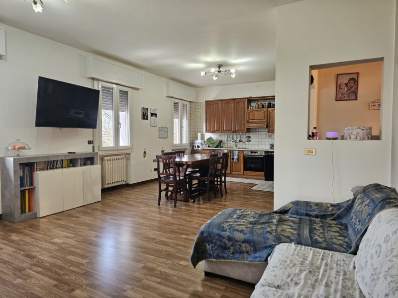 Rif. BRG225
Proponiamo in vendita una splendida porzione di bifamiliare con ingresso indipendente...