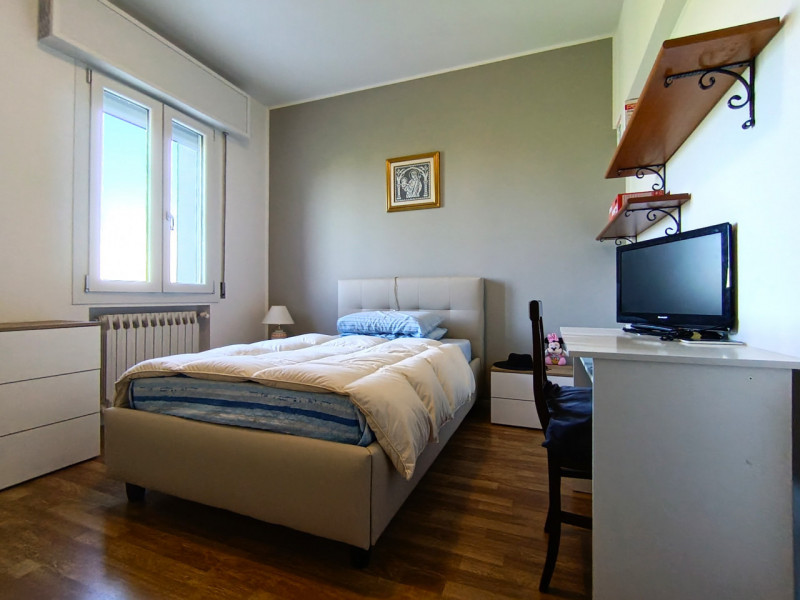 Rif. BRG225
Proponiamo in vendita una splendida porzione di bifamiliare con ingresso indipendente...