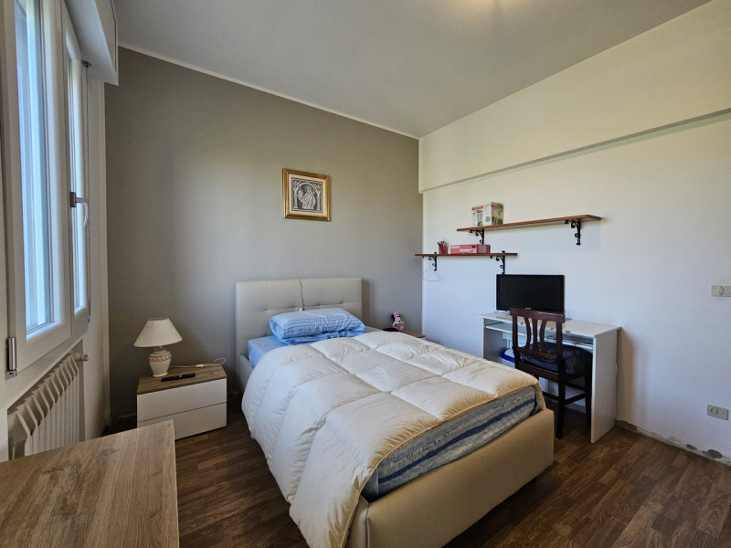 Rif. BRG225
Proponiamo in vendita una splendida porzione di bifamiliare con ingresso indipendente...