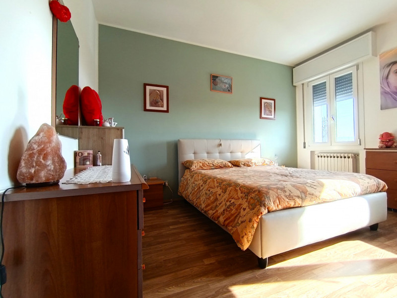 Rif. BRG225
Proponiamo in vendita una splendida porzione di bifamiliare con ingresso indipendente...