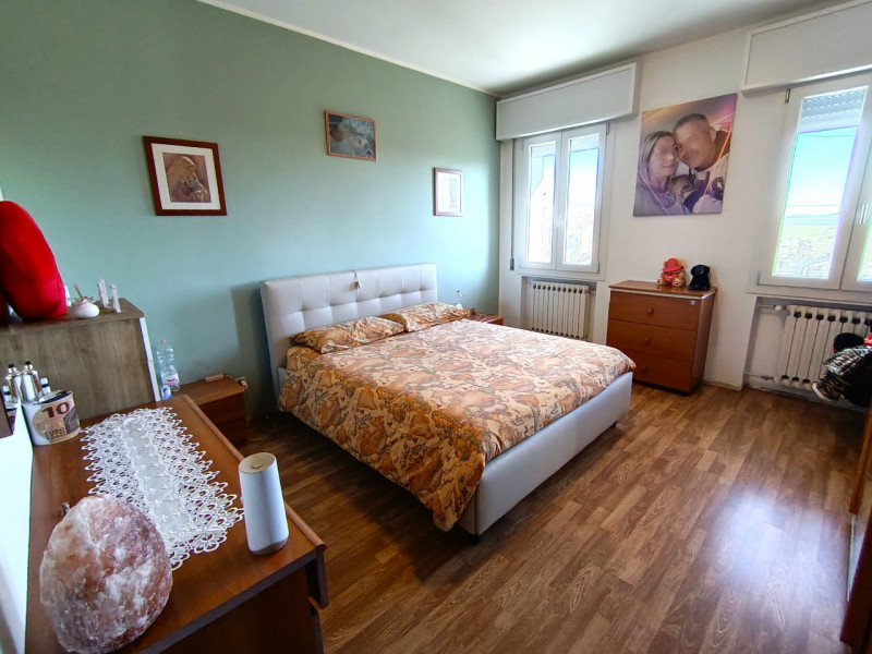 Rif. BRG234
Proponiamo in vendita una splendida porzione di bifamiliare con ingresso indipendente...