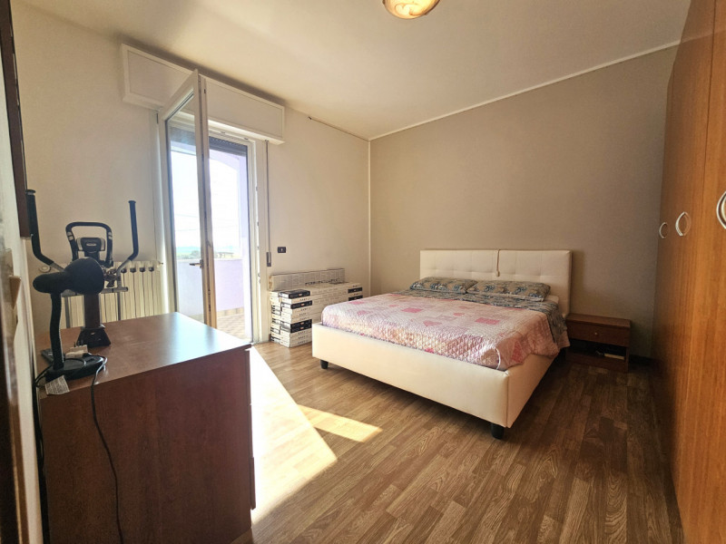 Rif. BRG225
Proponiamo in vendita una splendida porzione di bifamiliare con ingresso indipendente...