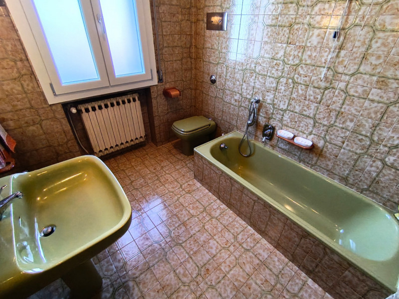 Rif. BRG234
Proponiamo in vendita una splendida porzione di bifamiliare con ingresso indipendente...