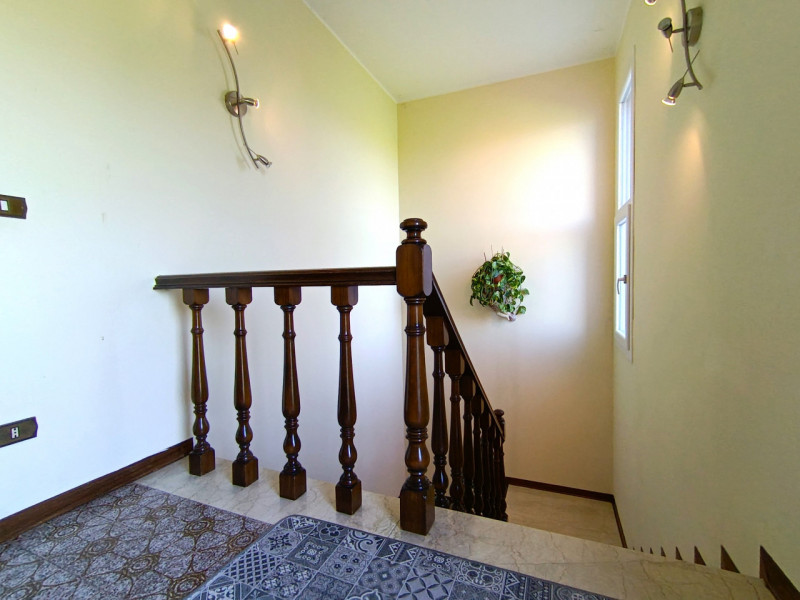 Rif. BRG225
Proponiamo in vendita una splendida porzione di bifamiliare con ingresso indipendente...