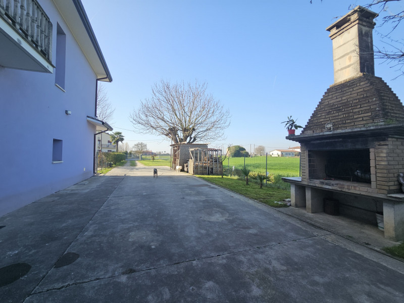 Rif. BRG225
Proponiamo in vendita una splendida porzione di bifamiliare con ingresso indipendente...