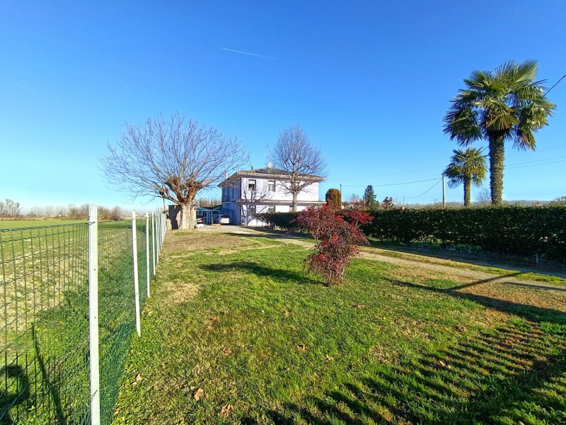 Rif. BRU234
Proponiamo in vendita una splendida porzione di bifamiliare con ingresso indipendente...