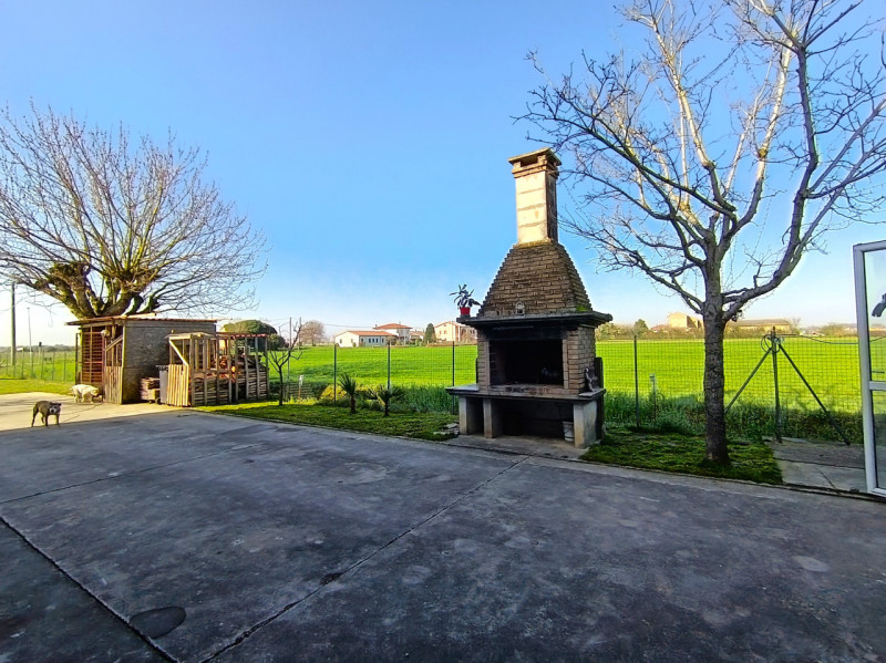 Rif. BRG225
Proponiamo in vendita una splendida porzione di bifamiliare con ingresso indipendente...