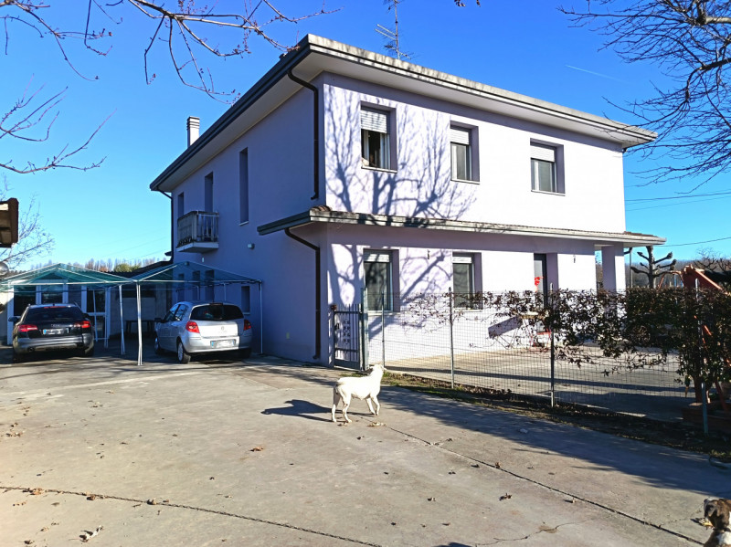 Rif. BRU234
Proponiamo in vendita una splendida porzione di bifamiliare con ingresso indipendente...