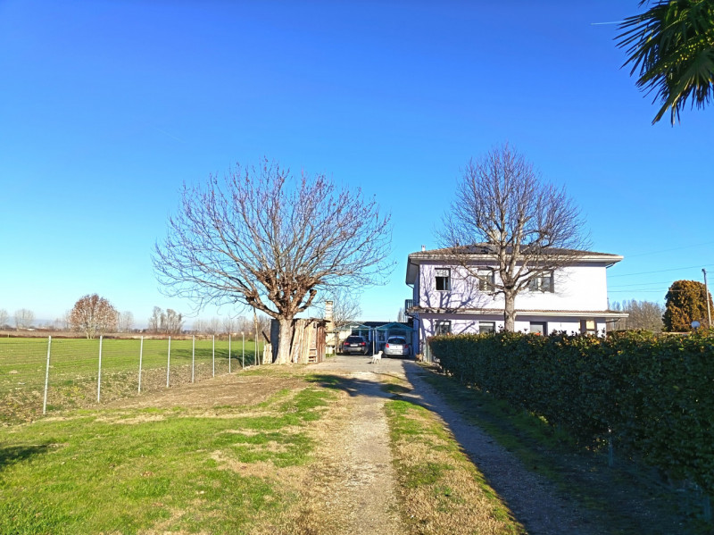 Rif. BRG234
Proponiamo in vendita una splendida porzione di bifamiliare con ingresso indipendente...