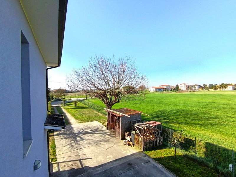 Rif. BRG225
Proponiamo in vendita una splendida porzione di bifamiliare con ingresso indipendente...