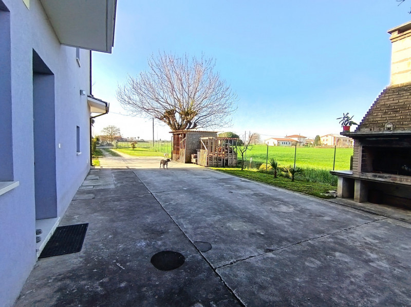 Rif. BRG225
Proponiamo in vendita una splendida porzione di bifamiliare con ingresso indipendente...