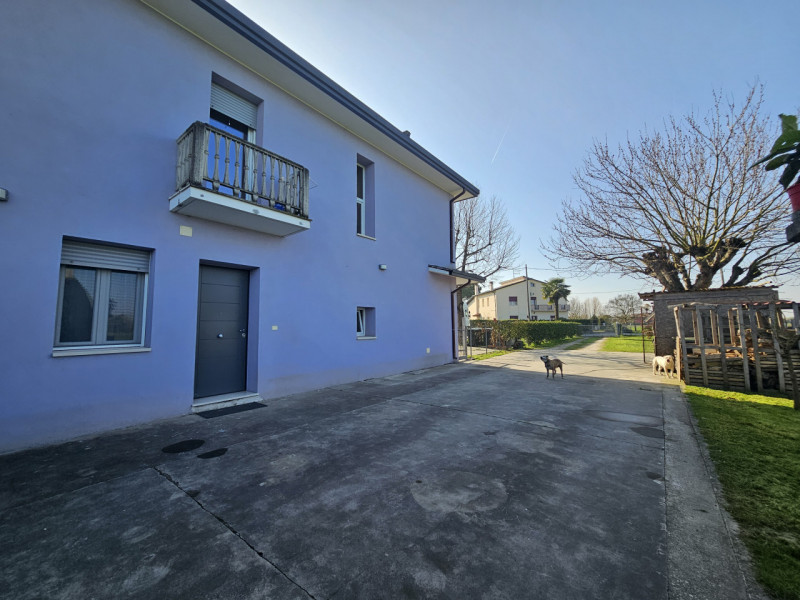 Rif. BRG225
Proponiamo in vendita una splendida porzione di bifamiliare con ingresso indipendente...