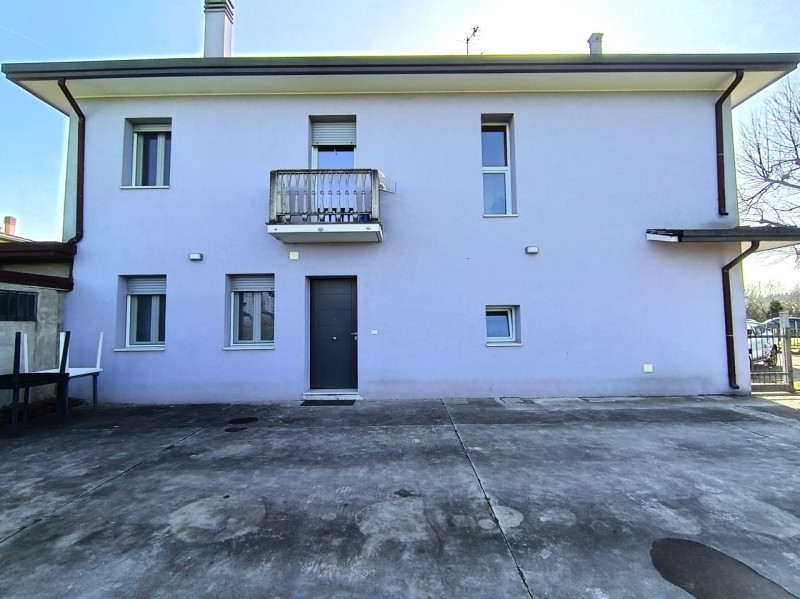 Rif. BRG225
Proponiamo in vendita una splendida porzione di bifamiliare con ingresso indipendente...