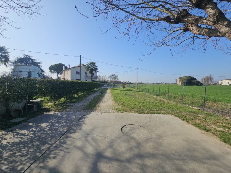 Rif. BRG225
Proponiamo in vendita una splendida porzione di bifamiliare con ingresso indipendente...