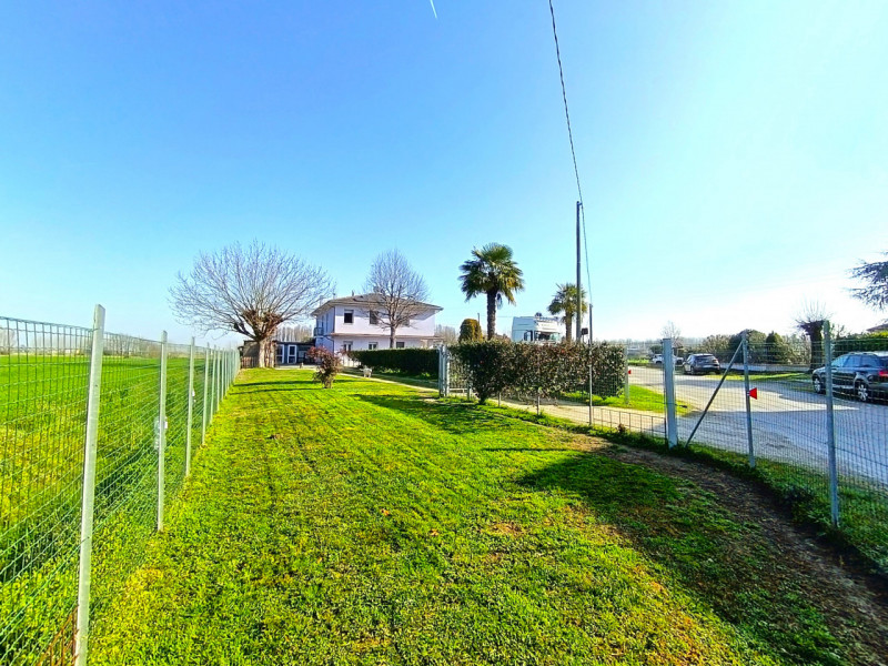 Rif. BRG225
Proponiamo in vendita una splendida porzione di bifamiliare con ingresso indipendente...