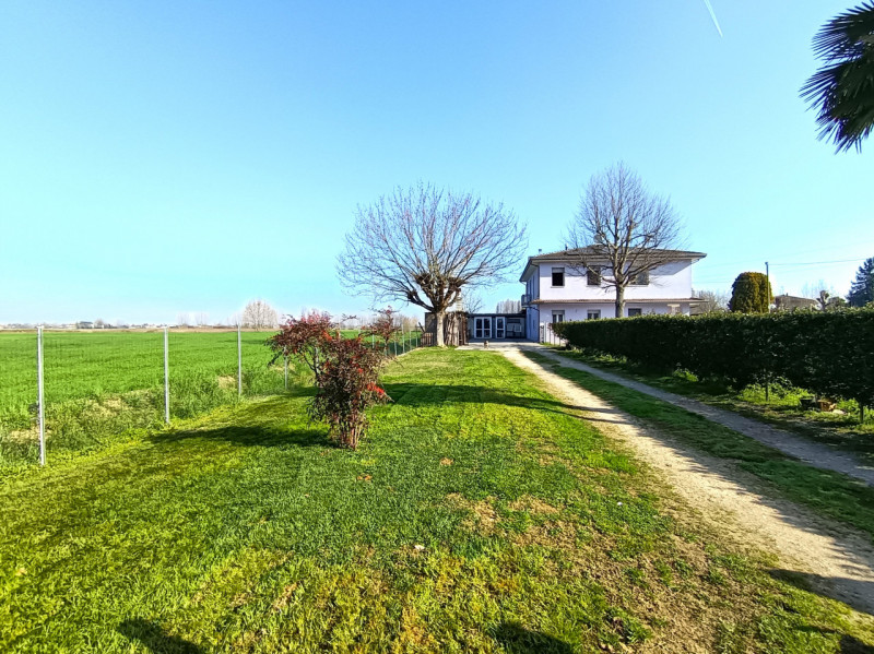 Rif. BRG225
Proponiamo in vendita una splendida porzione di bifamiliare con ingresso indipendente...