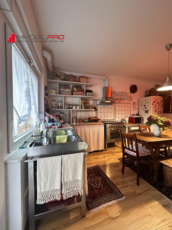 In zona Quartiere Rossi, tra le più ricercate e comode al centro città e a tutti i servizi, propo...