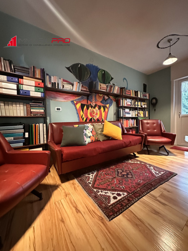 In zona Quartiere Rossi, tra le più ricercate e comode al centro città e a tutti i servizi, propo...