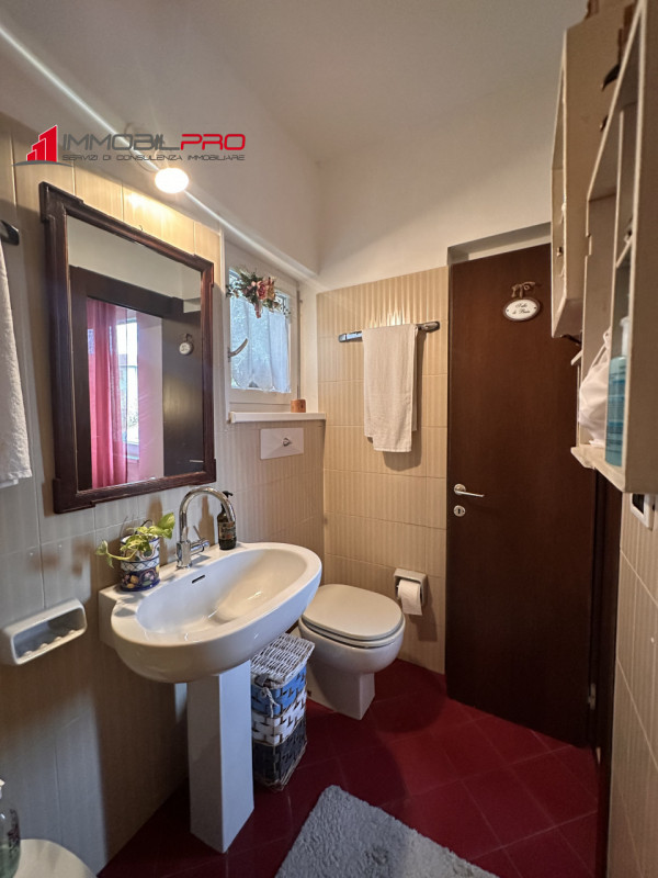 In zona Quartiere Rossi, tra le più ricercate e comode al centro città e a tutti i servizi, propo...