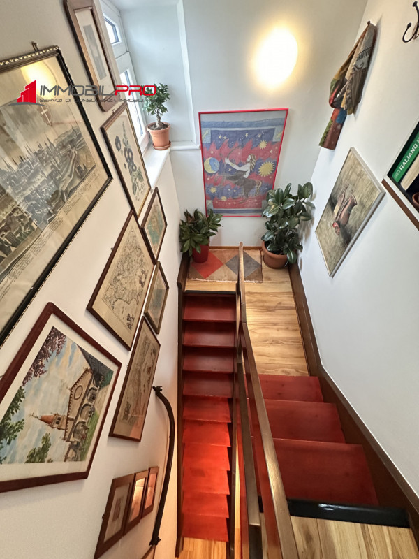 In zona Quartiere Rossi, tra le più ricercate e comode al centro città e a tutti i servizi, propo...