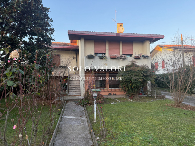 Rif. C345 (per info 331 2127142 Andrea)

Villa Singola da Ristrutturare in Centro Frazione – Ampi...