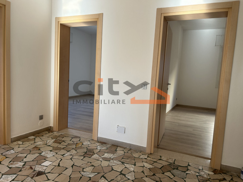 Solo per single o coppie referenziate - no animali - proponiamo in affitto appartamento quadriloc...