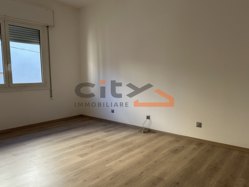 Solo per single o coppie referenziate - no animali - proponiamo in affitto appartamento quadriloc...