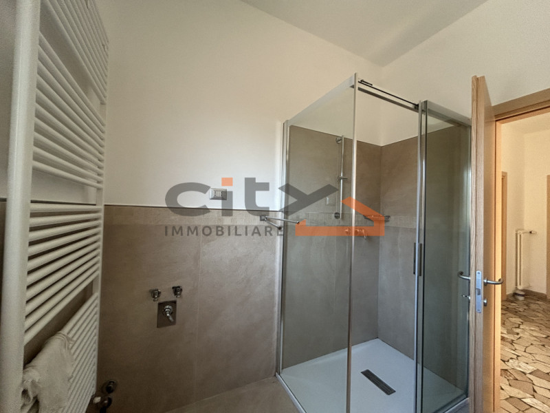 Solo per single o coppie referenziate - no animali - proponiamo in affitto appartamento quadriloc...