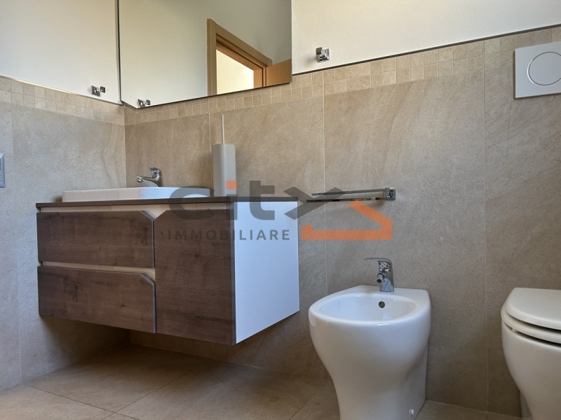 Solo per single o coppie referenziate - no animali - proponiamo in affitto appartamento quadriloc...