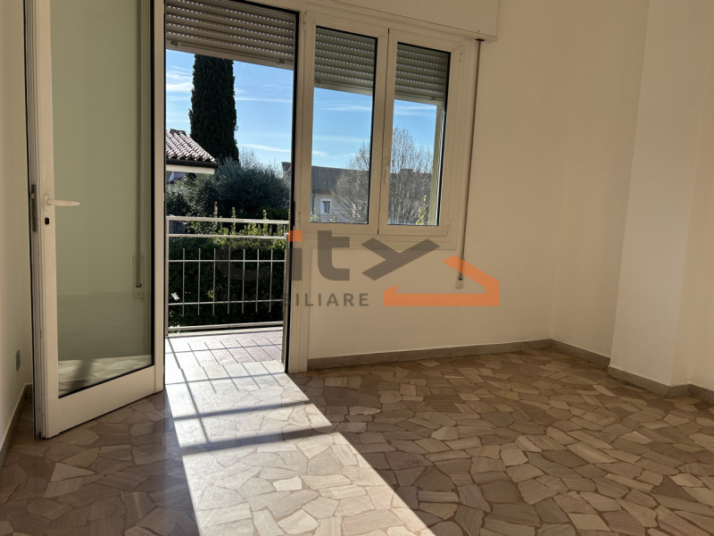 Solo per single o coppie referenziate - no animali - proponiamo in affitto appartamento quadriloc...