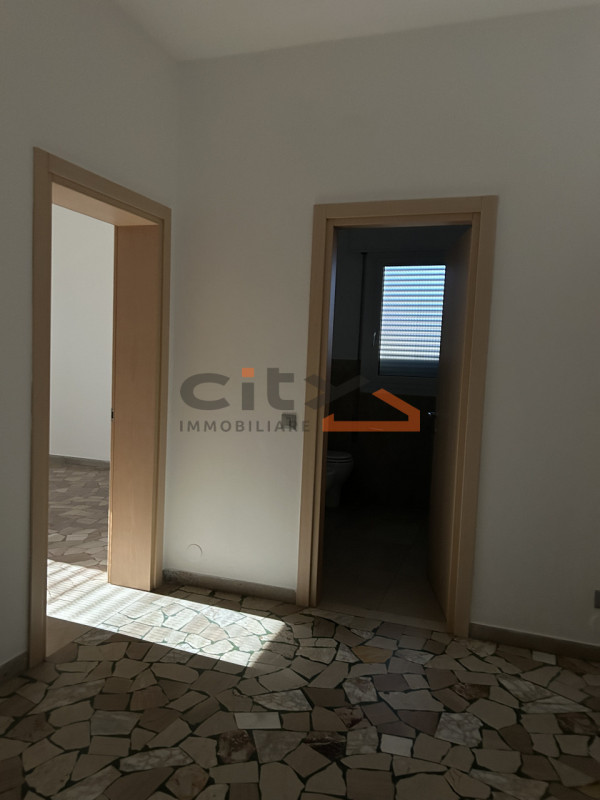 Solo per single o coppie referenziate - no animali - proponiamo in affitto appartamento quadriloc...