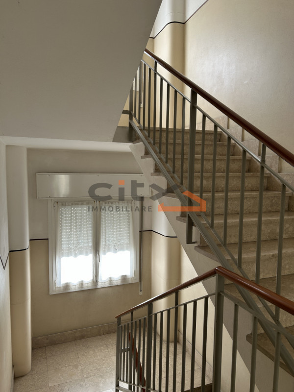 Solo per single o coppie referenziate - no animali - proponiamo in affitto appartamento quadriloc...