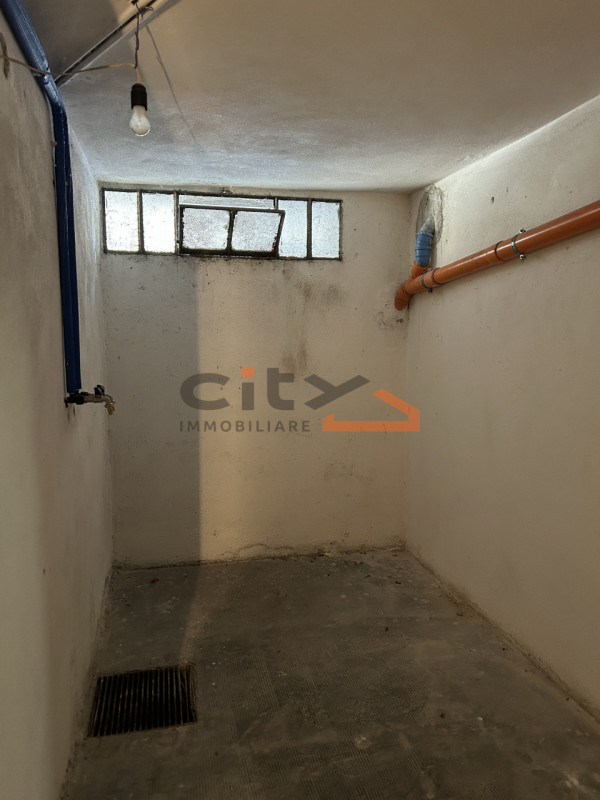 Solo per single o coppie referenziate - no animali - proponiamo in affitto appartamento quadriloc...