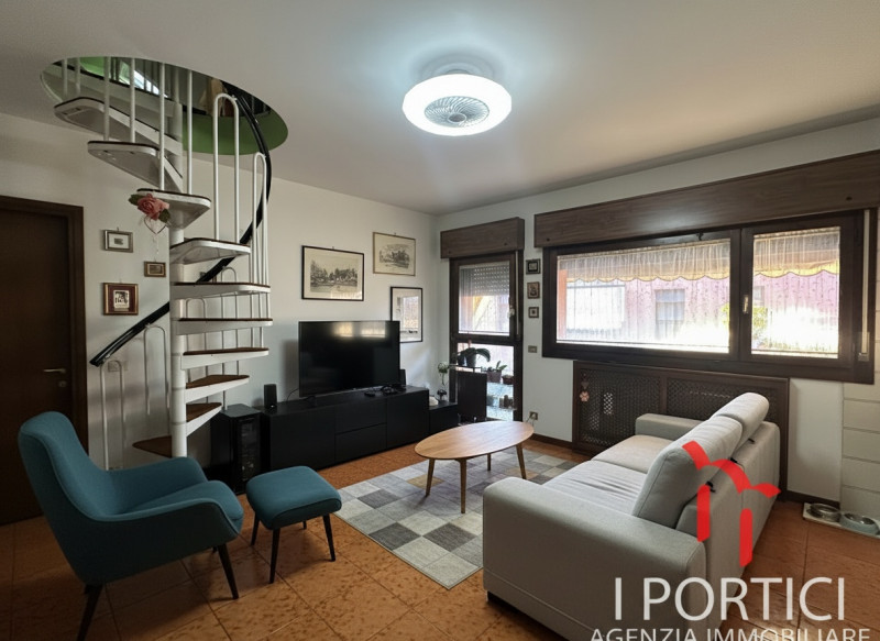 PAESE – Mini appartamento con ampia mansarda e garage. 

In zona centrale e comoda ai servizi, pr...